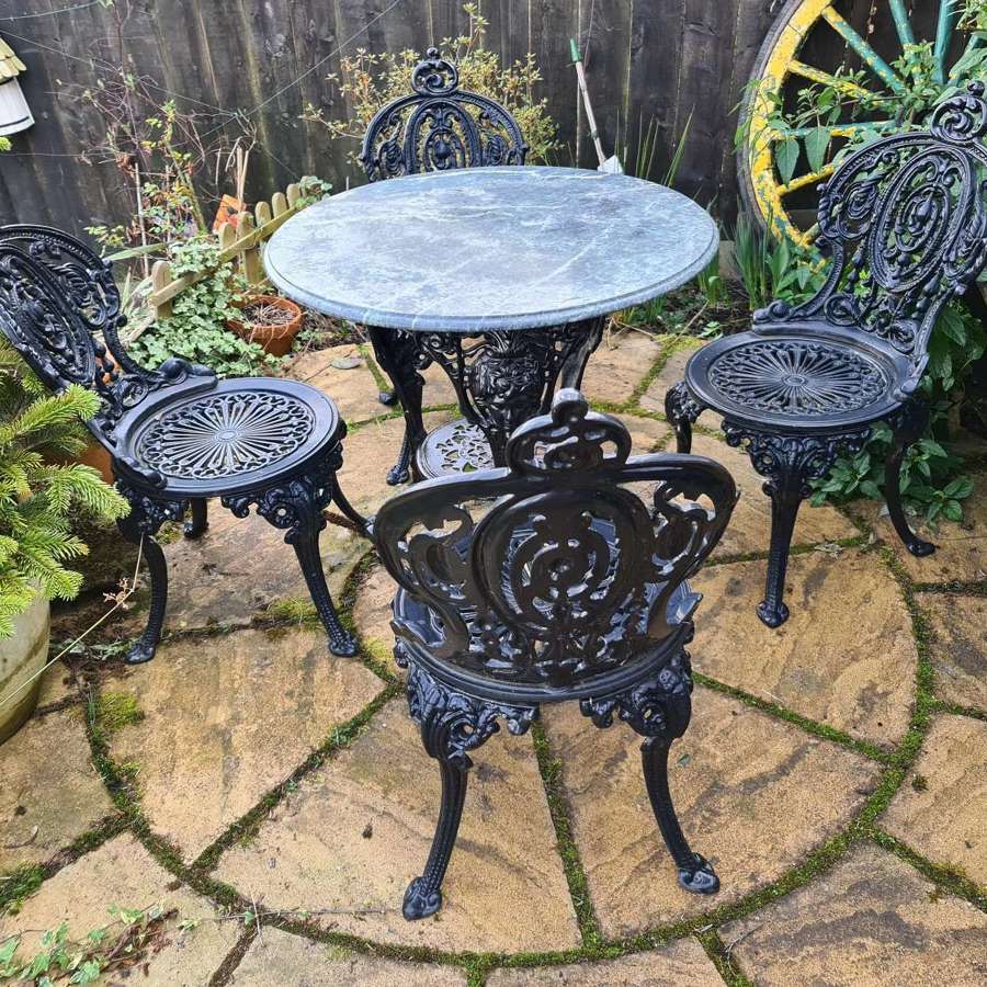 Handsome Set of 4 Heavy Cast-iron Garden Chairs with Cast-iron Table