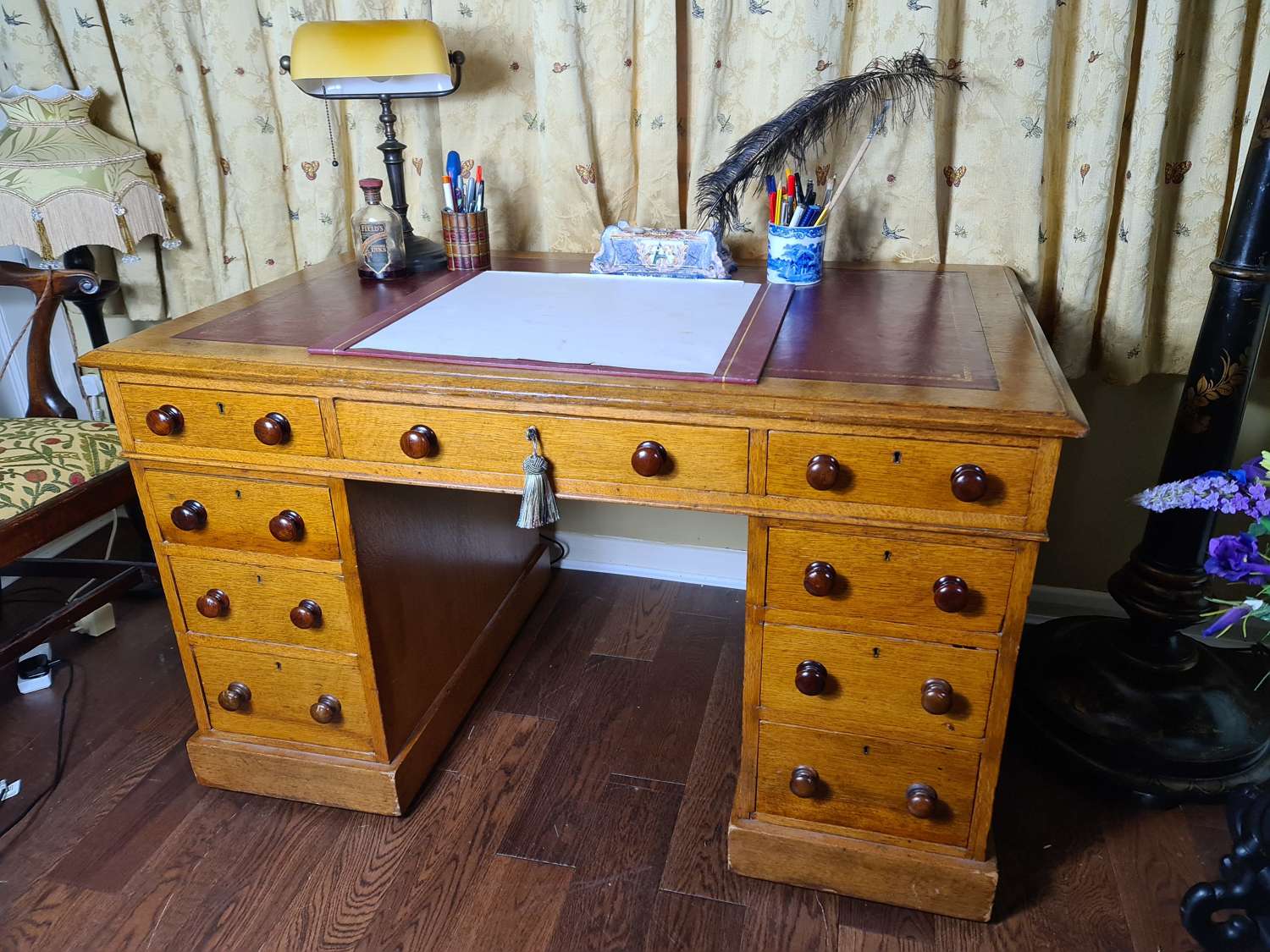 Good Quality Victorian Oak Pedestal Desk