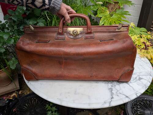 Large Quality Gladstone Bag or Wellington Bag in Leather