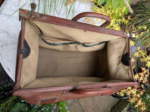 Large Quality Gladstone Bag or Wellington Bag in Leather