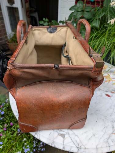 Large Quality Gladstone Bag or Wellington Bag in Leather